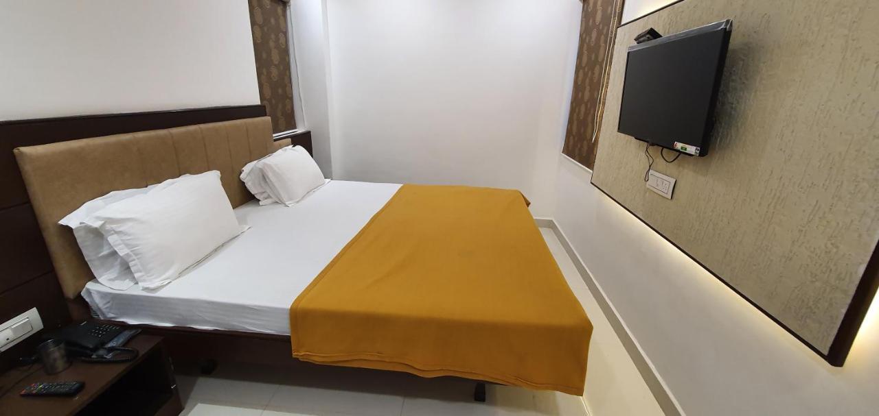 Hotel N K Bhuj Eksteriør bilde